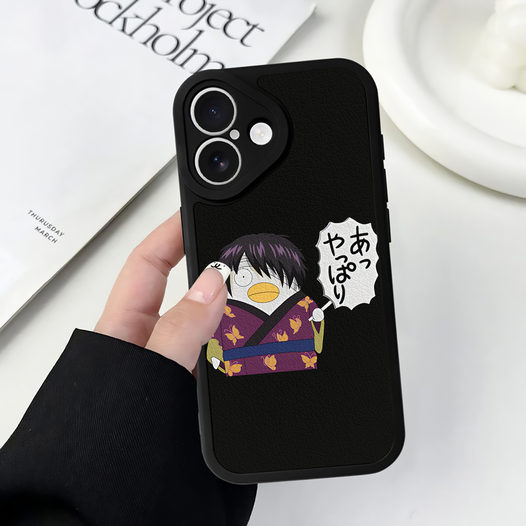 （画像用） ぎんたま 坂田銀時（さかたぎんとき） 神楽 志村新八（しむら しんぱち） GINTAMA Sakata Gintoki Kagura Shimura Shinpachi 【iPhone 16シリーズ対応】シリコンスマホケース（レザー調） 材質：シリコン
